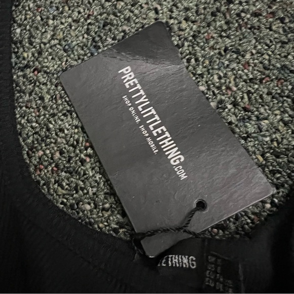 PRETTYLITTLETHING Black Ribbed Cropped Tank Top Sleeveless Casual Shirt Dip Hem - Picture 11 of 16